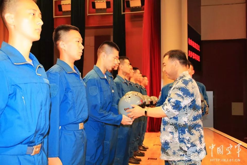 高中生驾机飞上蓝天！空军青少年航校800余学生进行军事飞行体验