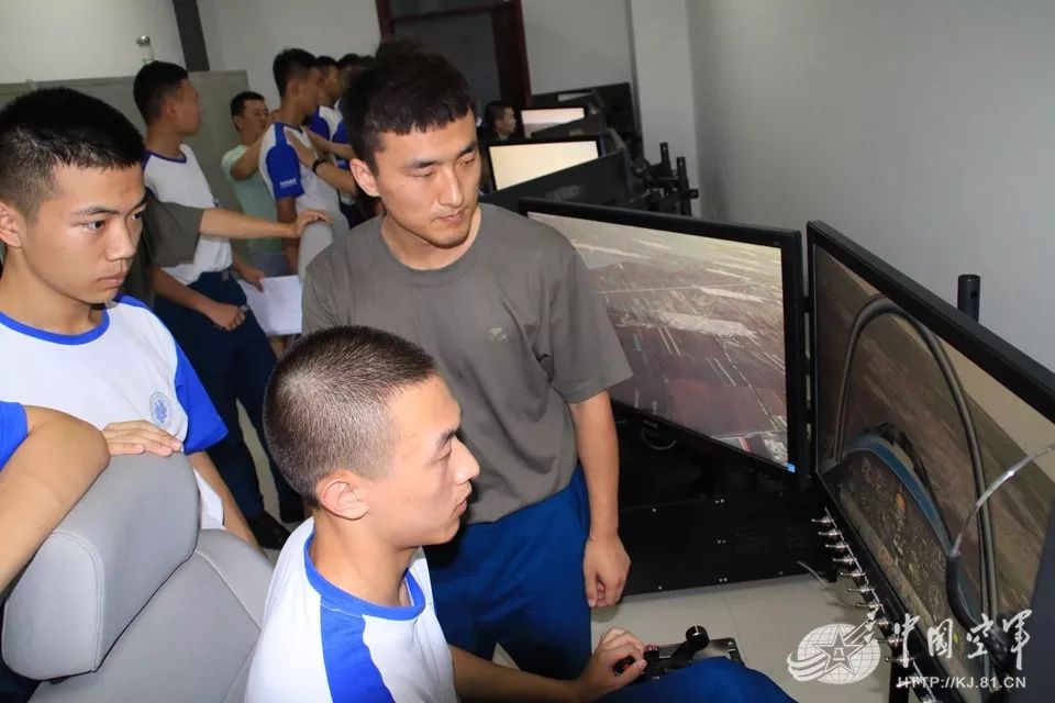 高中生驾机飞上蓝天！空军青少年航校800余学生进行军事飞行体验