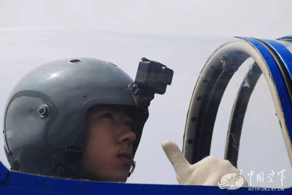 高中生驾机飞上蓝天！空军青少年航校800余学生进行军事飞行体验