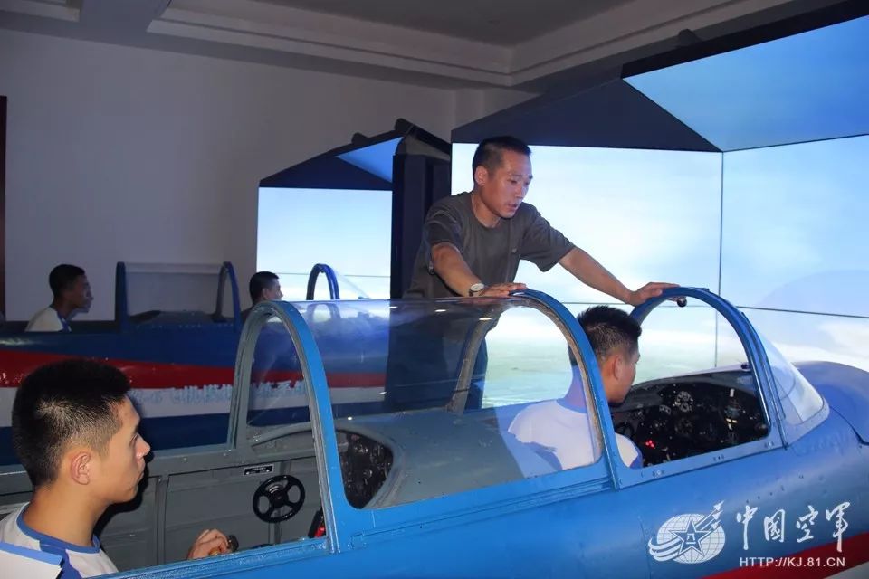 高中生驾机飞上蓝天！空军青少年航校800余学生进行军事飞行体验
