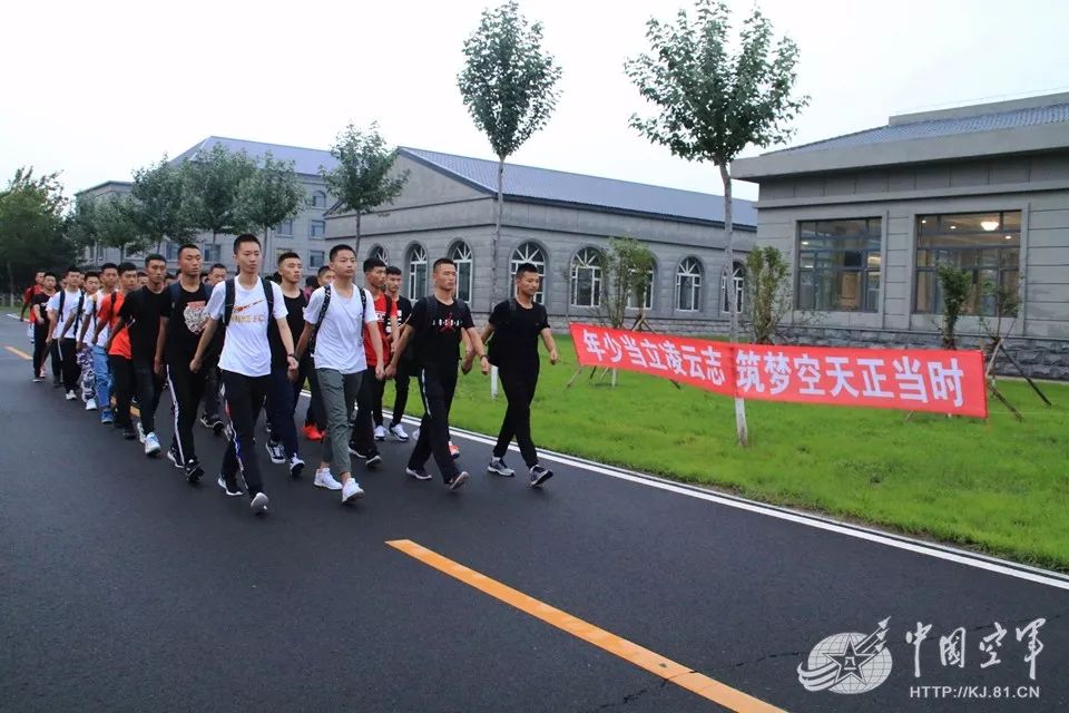 高中生驾机飞上蓝天！空军青少年航校800余学生进行军事飞行体验