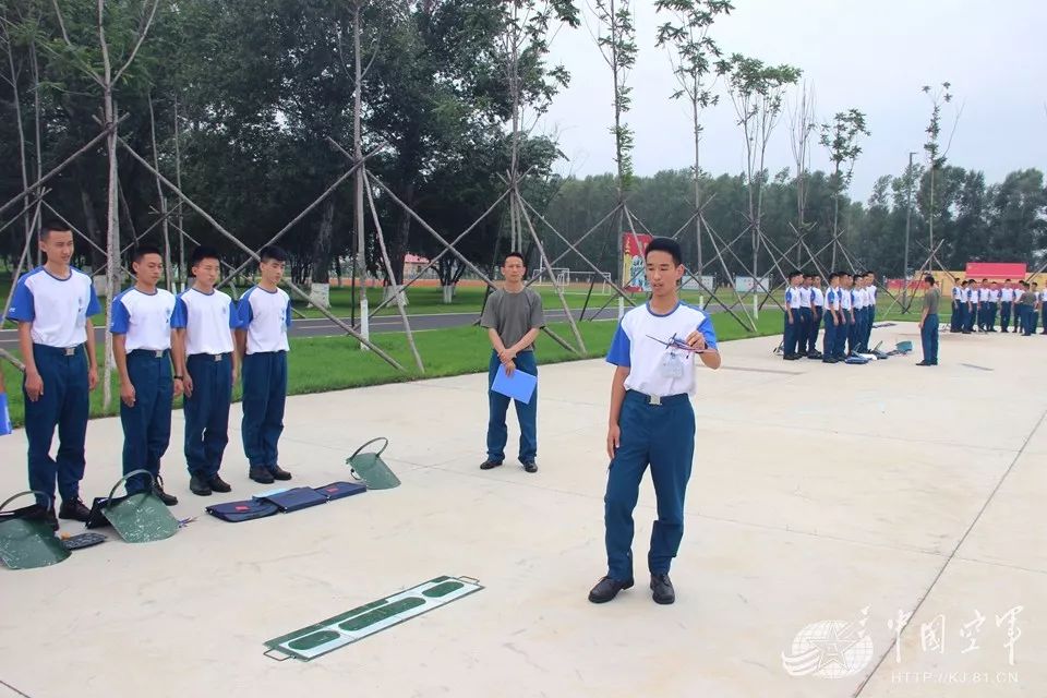 高中生驾机飞上蓝天！空军青少年航校800余学生进行军事飞行体验