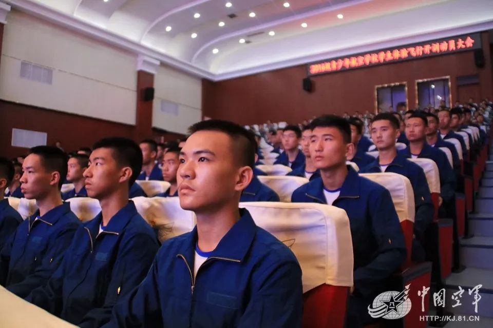 高中生驾机飞上蓝天！空军青少年航校800余学生进行军事飞行体验