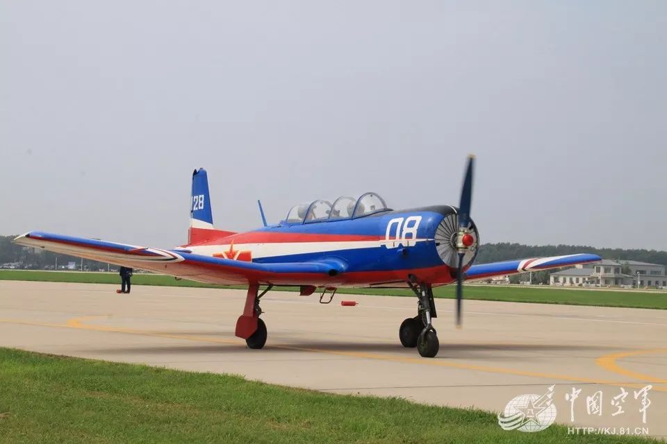 高中生驾机飞上蓝天！空军青少年航校800余学生进行军事飞行体验