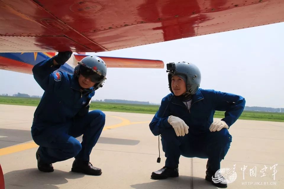 高中生驾机飞上蓝天！空军青少年航校800余学生进行军事飞行体验