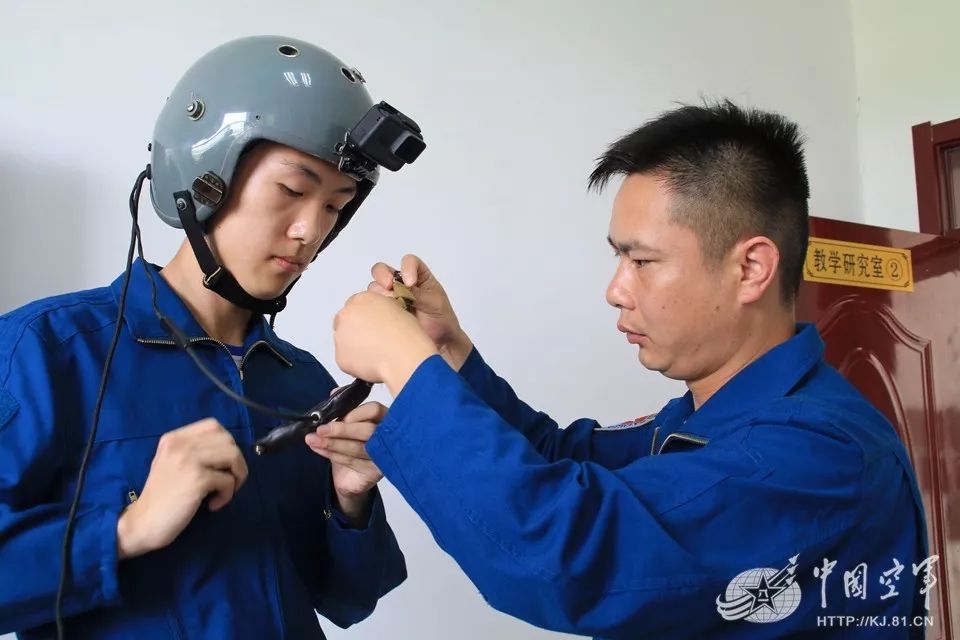 高中生驾机飞上蓝天！空军青少年航校800余学生进行军事飞行体验