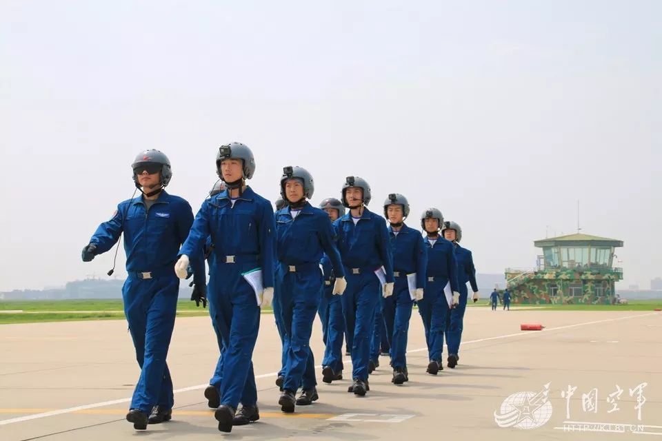 高中生驾机飞上蓝天！空军青少年航校800余学生进行军事飞行体验