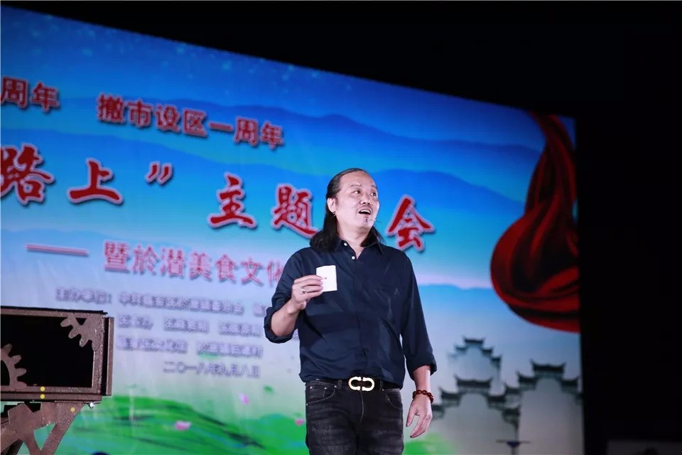 于潜镇举办乡村振兴在路上主题晚会暨于潜美