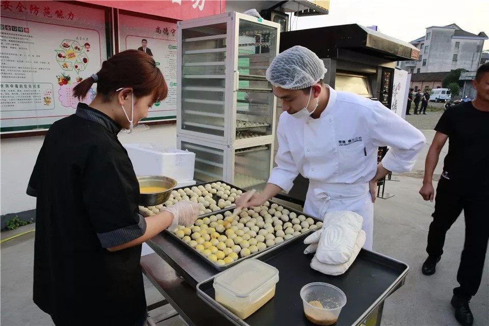 于潜镇举办乡村振兴在路上主题晚会暨于潜美