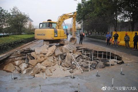 河南省郑州市郑东新区一路段塌方。来源：微博@郑州交警六大队