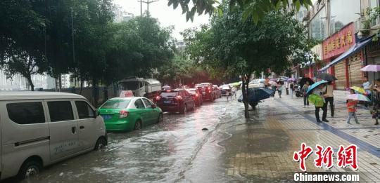 资料图为5月22日强降雨导致重庆涪陵城区积水严重。 肖乐峰 摄 重庆五月暴雨较常年多一倍 暴雨致20余万人受灾