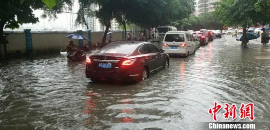 资料图为5月22日强降雨导致重庆涪陵城区积水严重。 肖乐峰 摄 重庆五月暴雨较常年多一倍 暴雨致20余万人受灾