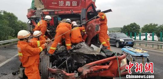 和时间赛跑,多名消防员同时上阵实施破拆作业 张艺凡 摄