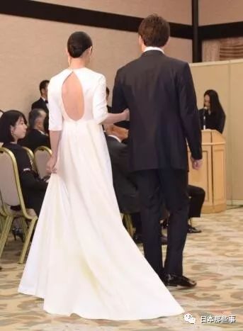 不过感觉妆容可以再调整一下,口红颜色太暗了,显得气色不够好。
