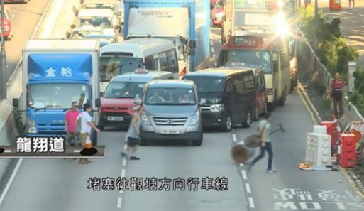 8月5日上班路上,各处可见香港市民自发清理路障。图源:香港新闻网