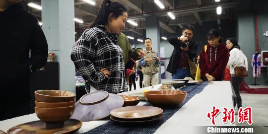 《贵州苗族民间工艺与旅游文创产品设计人才培养》成果汇报展览现场。 唐福敬 摄
