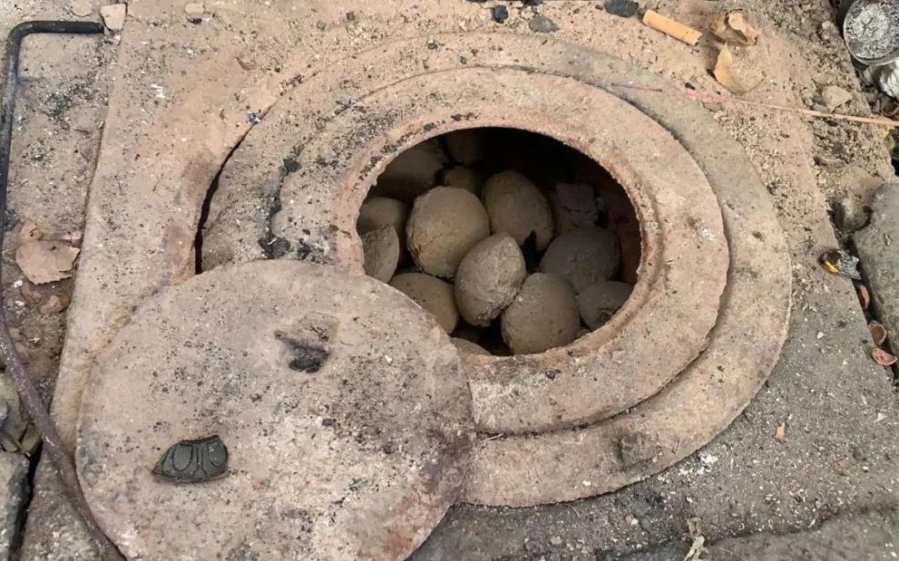  ▲死者那某事发前烧的煤。图/新京报网