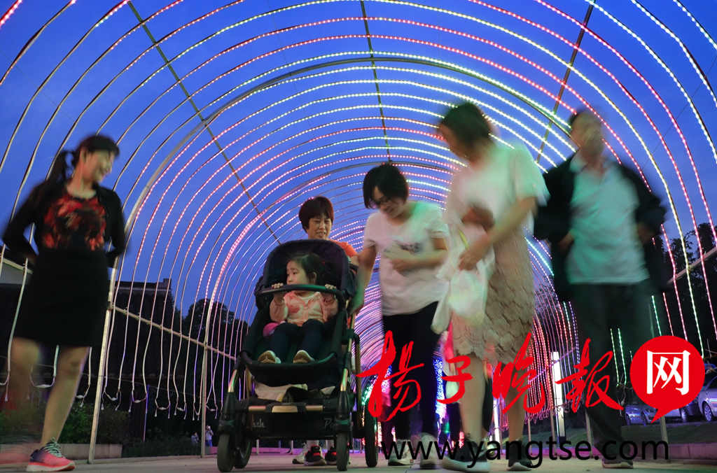 2018茅山灯光音乐节昨启幕 璀璨灯彩打造绝美“梦幻童话王国”