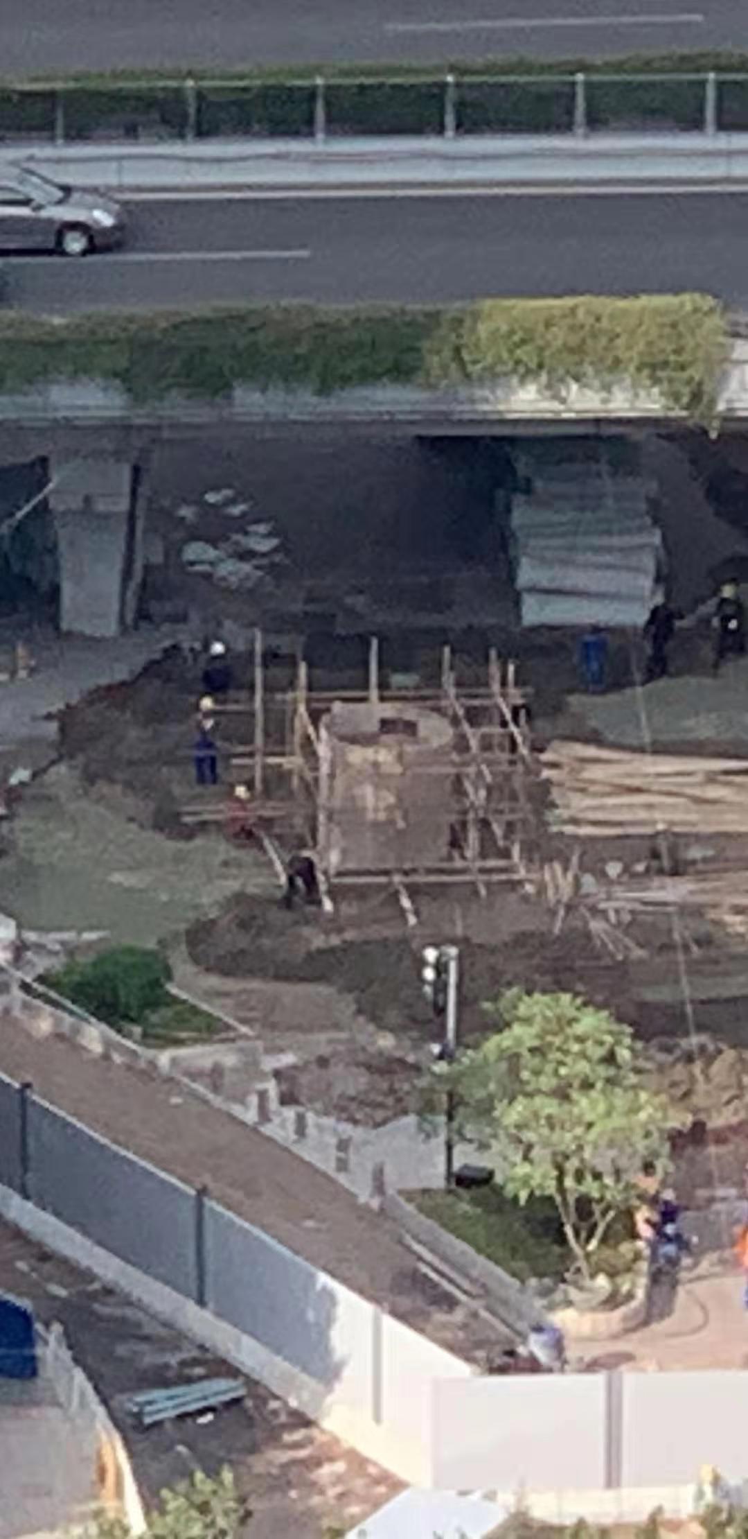  坑洞大部分已回填，仅留有钢护筒向深处救援。新京报记者 蒋鹏峰 李阳 摄