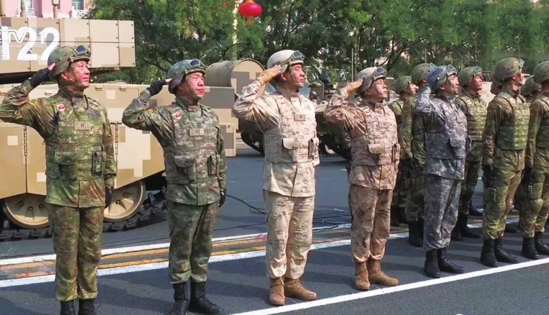 新式作訓迷彩服正式名稱爲“星空迷彩”,其服花型顏色爲全新設計,分爲林地、荒漠、叢林、城市、沙漠等五種,能夠適應國內外不同的地形地貌