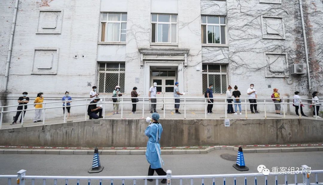 6月17日,北京大学首钢医院,事情职员用喇叭提示前来举行核酸检测的人们保持平安间隔列队。新京报记者 陶冉 摄