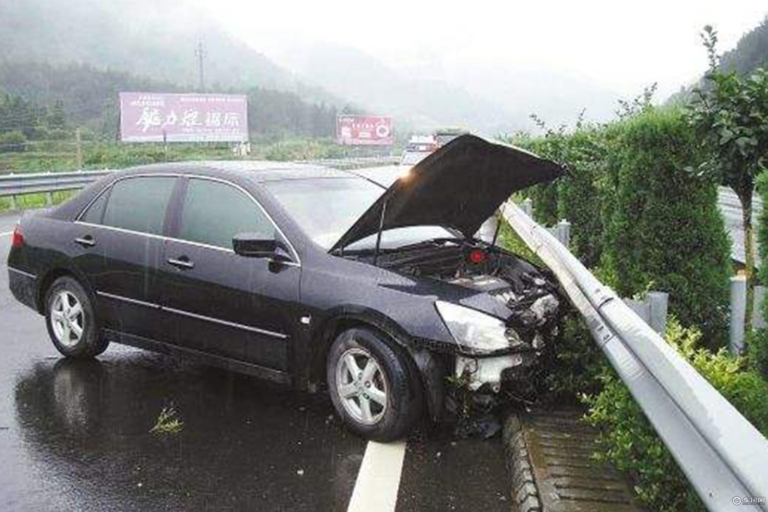 夏季雨天八大行车安全注意 你都知道几个?