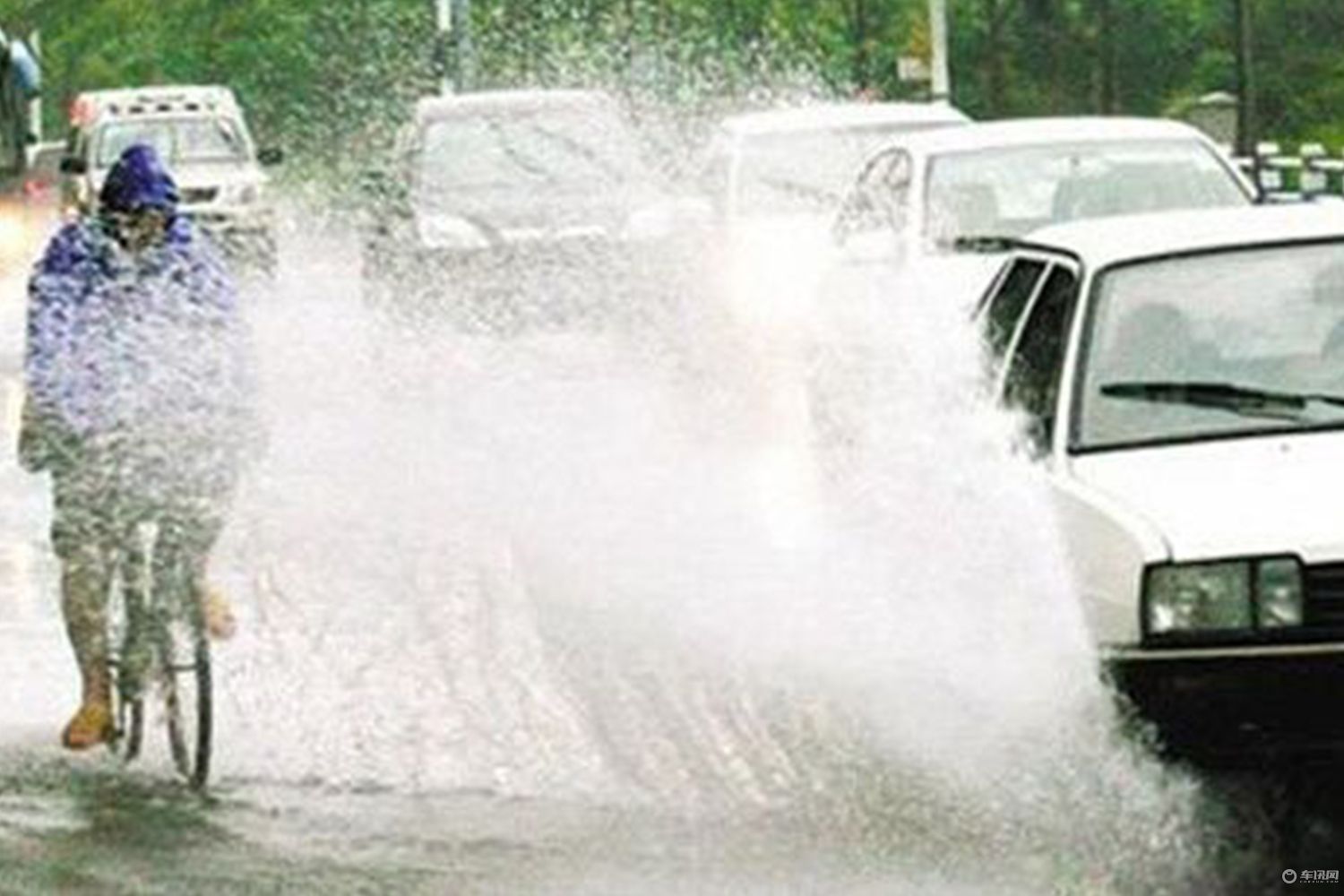 夏季雨天八大行车安全注意 你都知道几个?