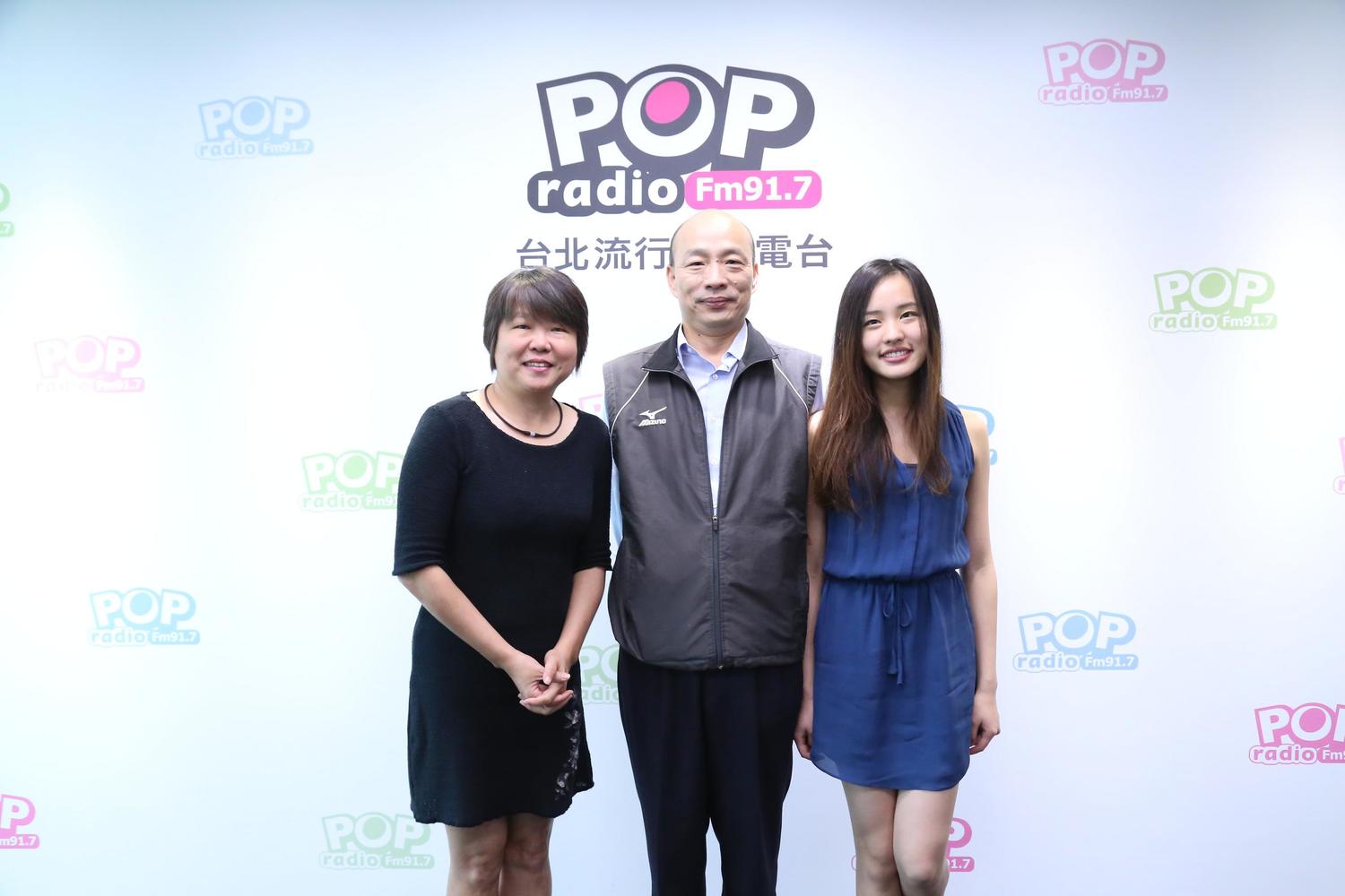 韩国瑜(中)曾与女儿韩冰(右)公开亮相(图片来源:台媒)