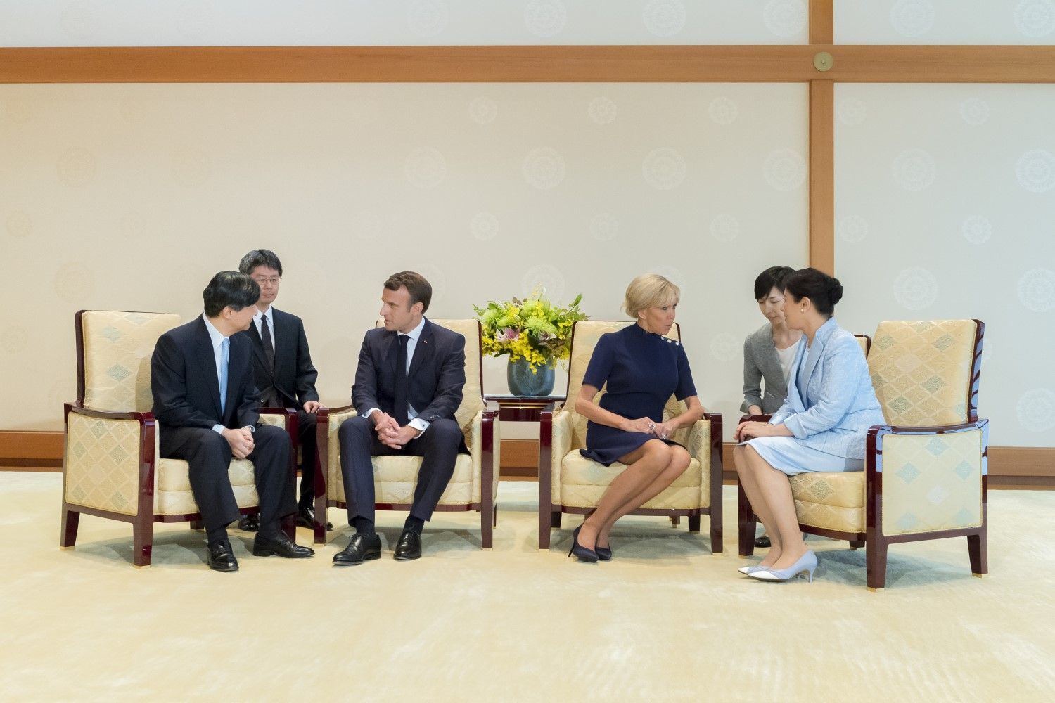 德仁天皇夫妇与马克龙总统夫妇举行会谈(《周刊文春》)