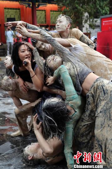 开幕式上演员表演《仲夏夜之梦》片段 盛佳鹏 摄 26部风格好戏将在第11届北京国际青年戏剧节上演