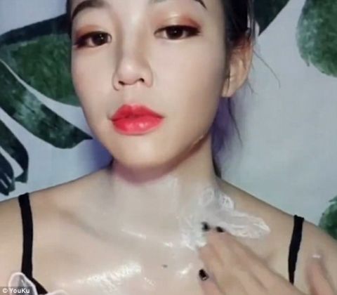 中国化妆术走红国外:戴假鼻子贴胶带,妆前妆后