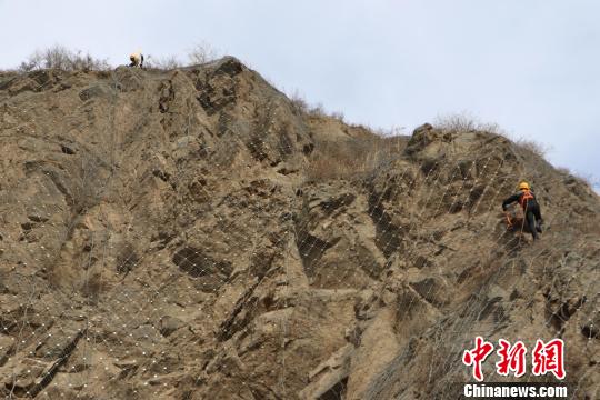 为保障列车运行环境绝对安全,清理隧道进出口和铁路线路两侧山体上的危岩、危石便成了这两个工区班组一项重要工作内容。 李志明 摄