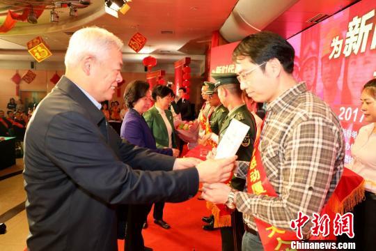 厦门市委常委、宣传部长叶重耕等官员为“特别奖”——“全体厦门人”群体代表颁奖。 杨伏山 摄 “厦门会晤志愿者”群体获评2017感动厦门十大人物