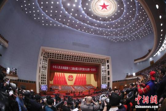 3月5日，十三届全国人大一次会议在北京人民大会堂开幕。中新社记者 盛佳鹏 摄　阚枫　摄