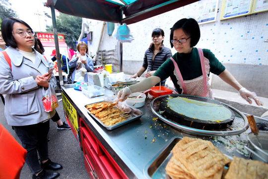 美女海归学校门前摆摊卖煎饼 生意火爆1天卖200个