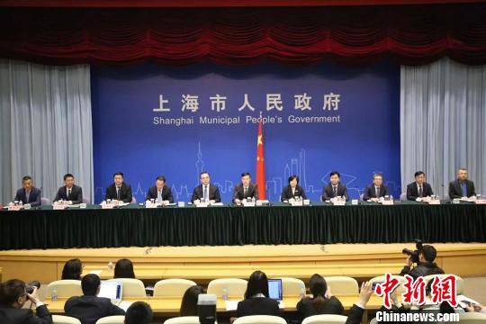 上海市政府3月26日举行新闻发布会介绍上海优化营商环境专项行动计划推进情况。 缪璐 摄
