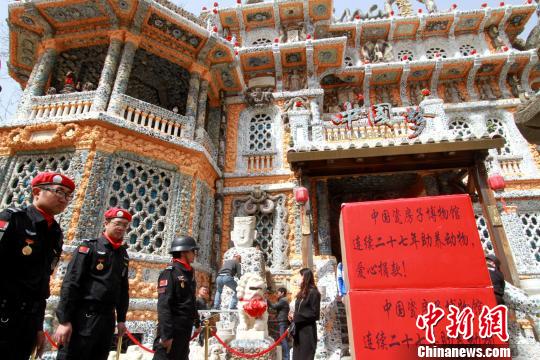 清理出来的钱币打包装箱捐赠给天津动物园。 张道正 摄