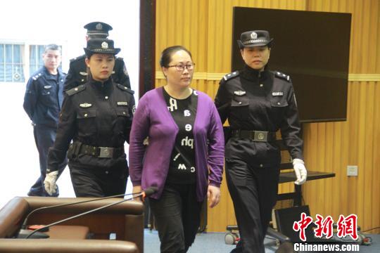 图为被告人田雯被带进法庭。 邓煜 摄