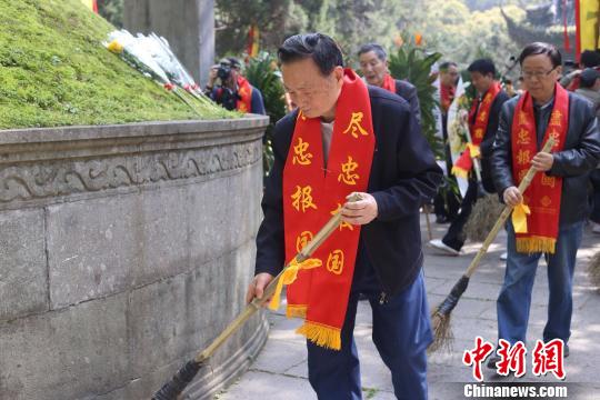 图为:岳飞后裔绕墓敬扫现场 方堃 摄
