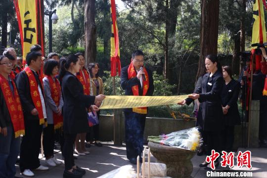 图为:岳飞后裔代表诵读祭文现场 钱晨菲 摄