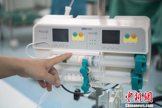 “一开始麻醉程度可以浅点。”呂志敢熟练地调整好仪器上的数据。 范丽芳 摄