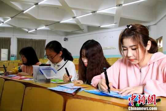 大学生赠留守儿童自制“苏区故事”漫画 缅怀先烈传承红色基因 大学生赠留守儿童自制“苏区故事”漫画 缅怀先烈传承红色基因