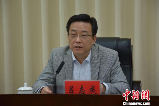 衡水市长吕志成主持会议。 王鹏 摄