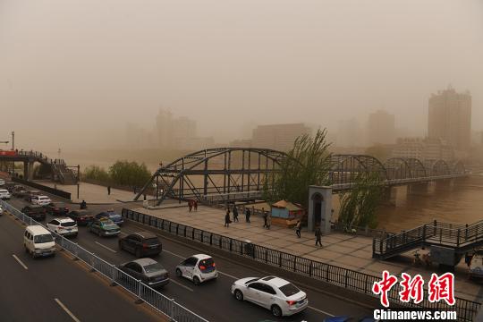 兰州滨河路场景。 杨艳敏 摄 沙尘暴侵袭兰州 黄河“水天一色”
