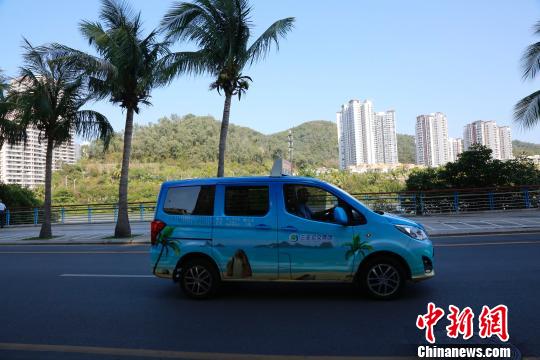 一辆微公交车行驶在三亚的街道上。 王晓斌 摄
