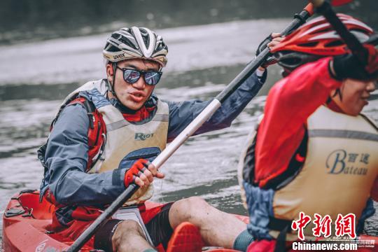 图为选手进行皮划艇11km项目。官方供图