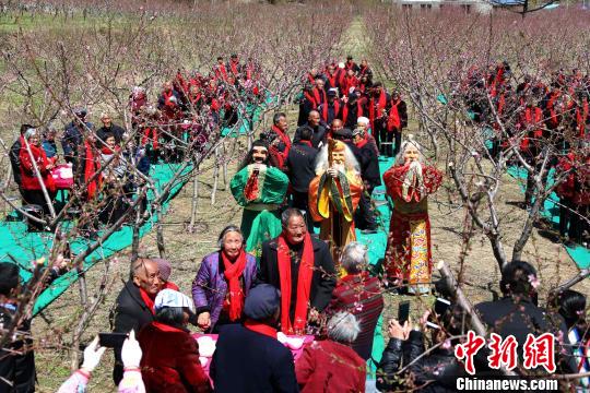 “福、禄、寿”三星也到场送祝福 王中举 摄