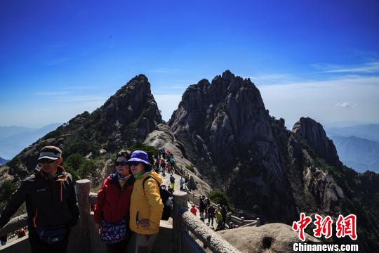 游客在合影留念 叶永清 摄
