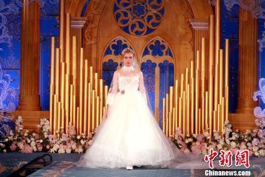 2018年最新款婚纱礼服_婚纱总动员携行业精英探秘2018米兰国际婚纱礼服展