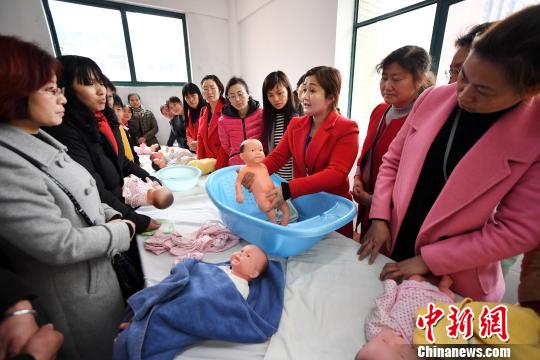 3月7日,江西省新余市万家惠职业培训学校的老师在为学员培训育婴技能。周亮 摄